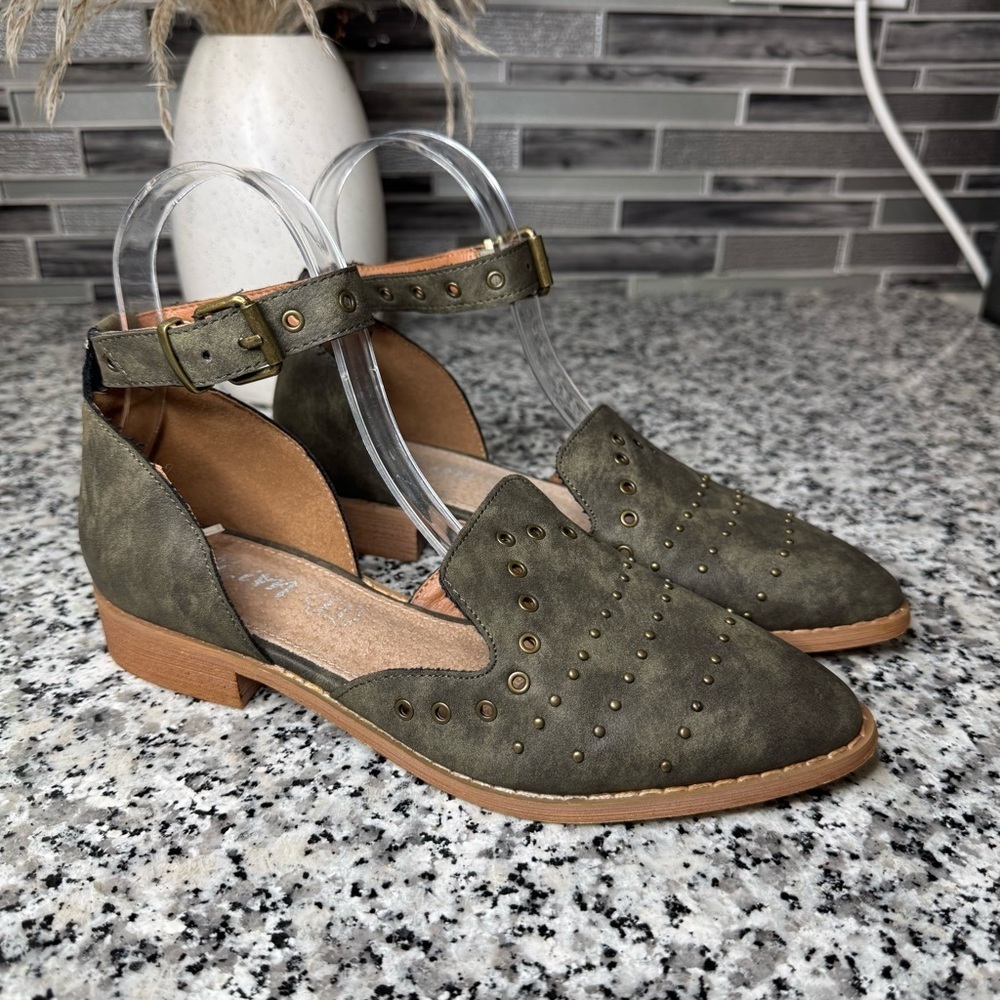 Mi.iM  | Women's Jones Leather Studded Flat Size 5.5